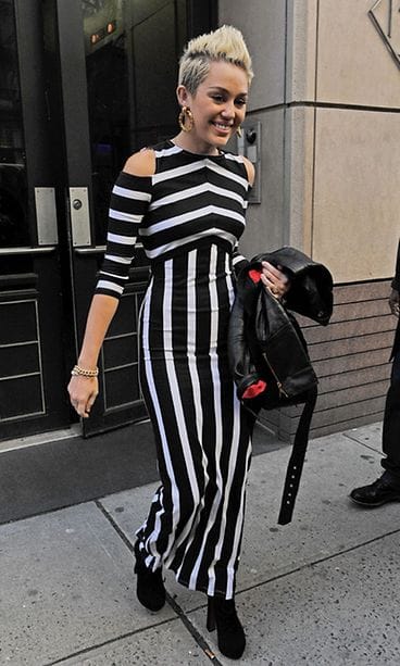 Laulaja Miley Cyrus luottaa mustavalkoiseen.