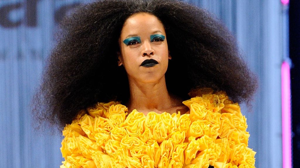 Suomalainen uuden polven vaatesuunnittelu yhdistää rohkeasti erilaisia pintamateriaaleja ja muotoja.