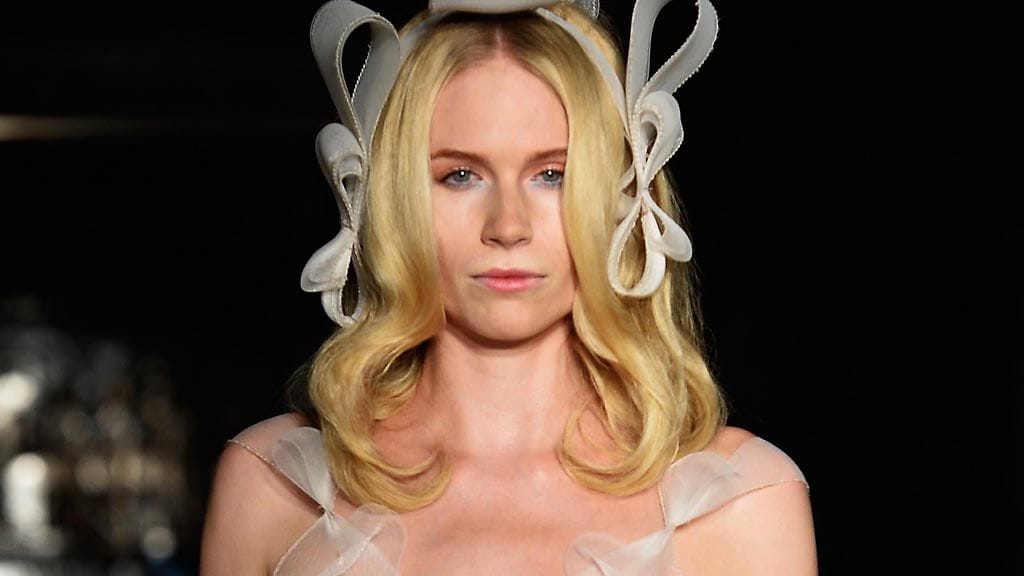 Turkoosi, korkea hiuskoriste on kuin modernia rokokoota. Henkselihousujen sävyt löytyivät myös hiuskoristeesta.