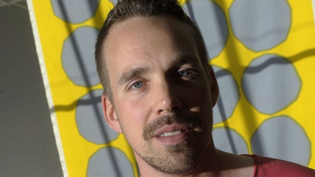 Vaatesuunnittelija Teemu Muurimäki tunnetaan muun muassa suunnittelemistaan ilta- ja hääpuvuista.