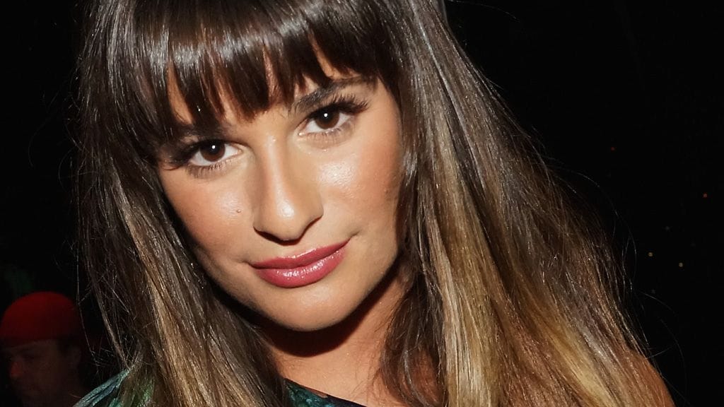 Lea Michele saapui Gleen lehdistöhuoneeseen Comic-Con International 2012 -tapahtumassa harmaassa jakkupuvussa ja punaisissa korokepohjakengissä.