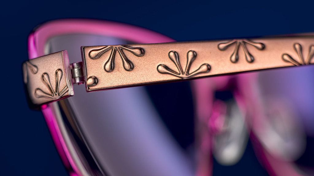 Kalevala koru laajentaa silmälasikehyksiin.