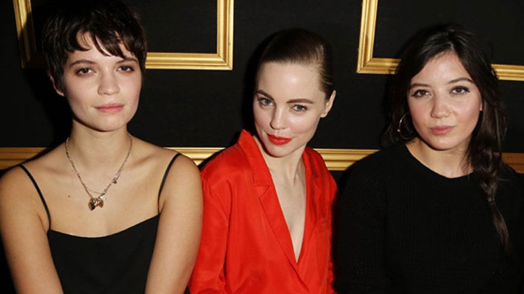 Pixie Geldof, Melissa George ja Daisy Love viihtyivät H&M-ketjun muotinäytöksessä.