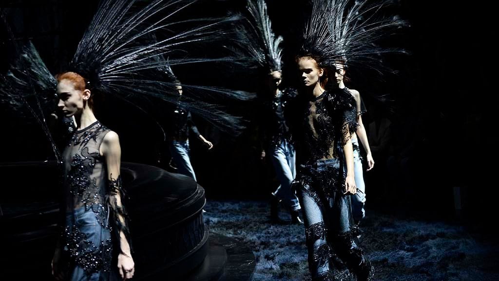 Louis Vuittonin kevät-kesä 2014 -mallistossa nähtiin muun muassa mahtipontinen takki, jonka olkapäät oli koristeltu höyhenin.