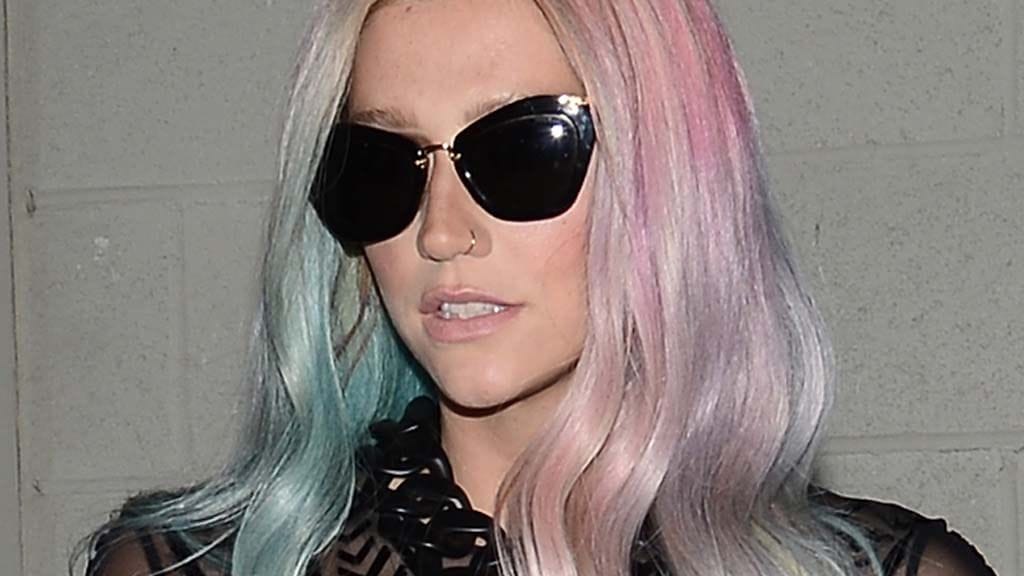 Kesha on värjännyt toisen puolen hiuksistaan vihreäksi ja toisen pinkiksi.