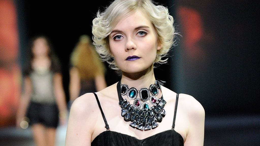 Glitterin mallistossa statement-korut ovat tärkeässä asemassa.