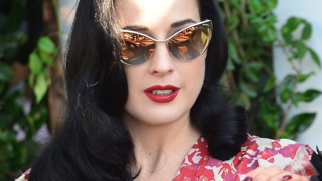 Dita Von Teese kuvattiin kauniissa, punavalkoisessa asussa.