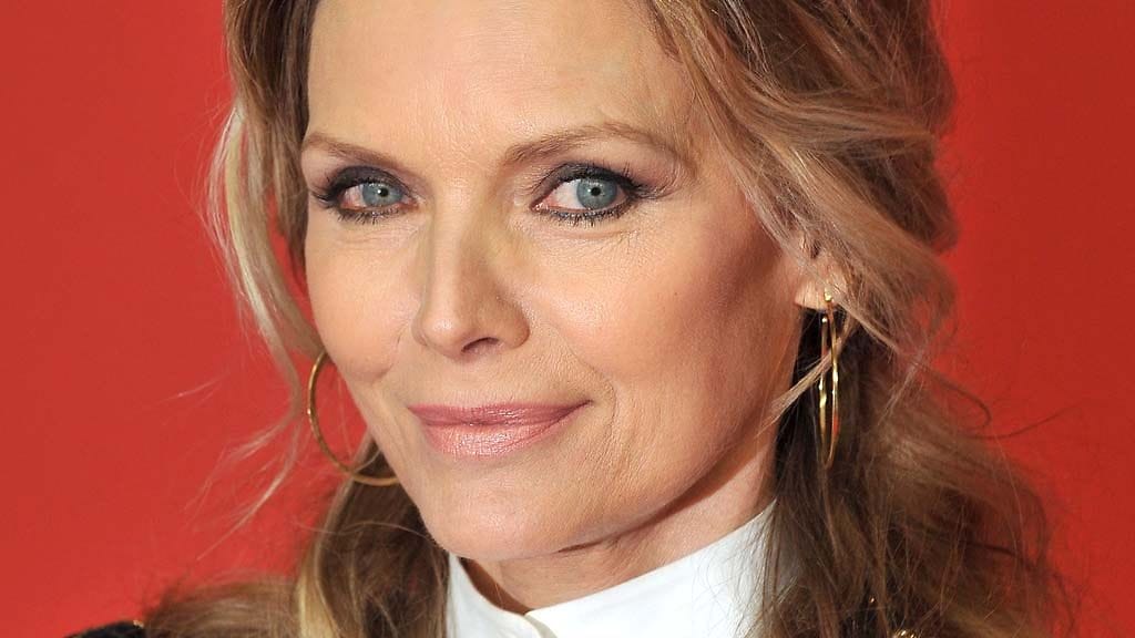 Michelle Pfeiffer asusti kokonaisuuden kultaisilla koruilla.