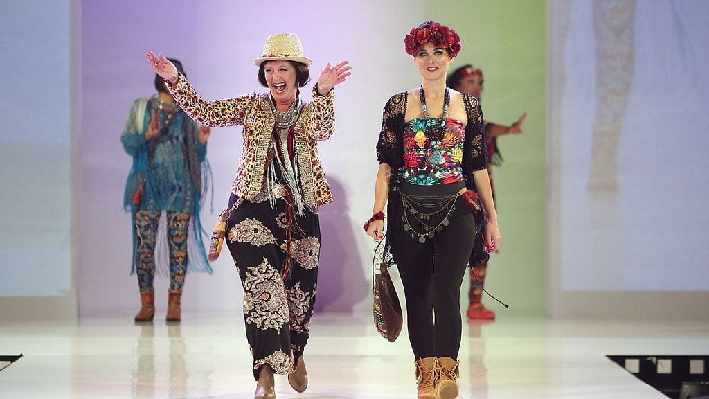 Rintasyöpään sairastuneet naiset esittelivät vaatteita hyväntekeväisyysnäytöksessä.