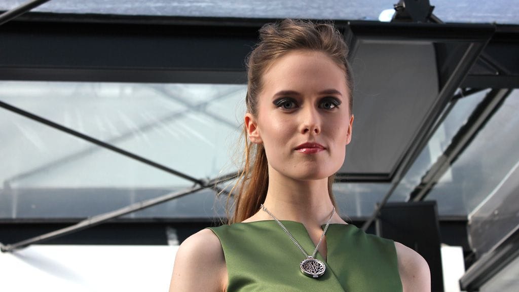 Malli Kirsi Kujalan yllä nähtiin kaksi muunneltavissa olevaa asustetta: medaljonki ja mekko.