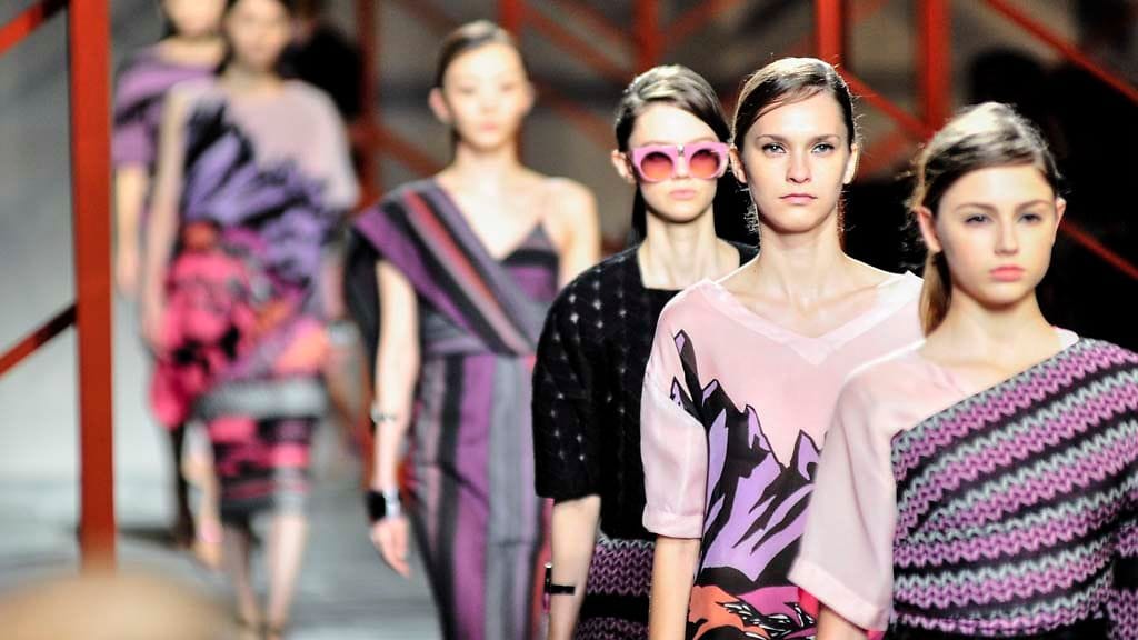 Liila ja vaaleanpunainen ovat dominoivia värejä Missonin mallistossa.