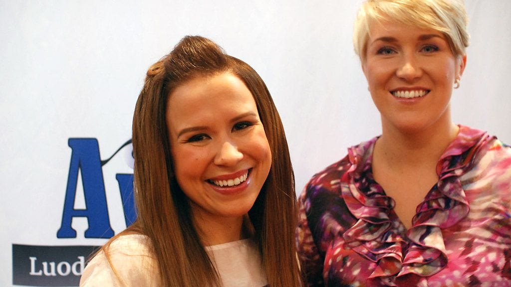 AVAn uuden Kotia kohti -ohjelman naiskaksikko MTV Median kevään 2013 ohjelmiston lanseeraustilaisuudessa.