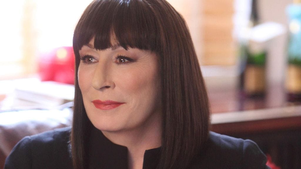 Angelica Huston esittää musikaalituottaja Eileenia.