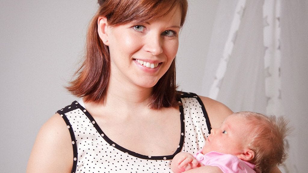 Otto Riikonen sylissään Siiri-vauva.