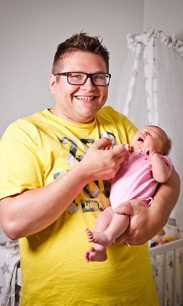 Otto Riikonen sylissään Siiri-vauva.