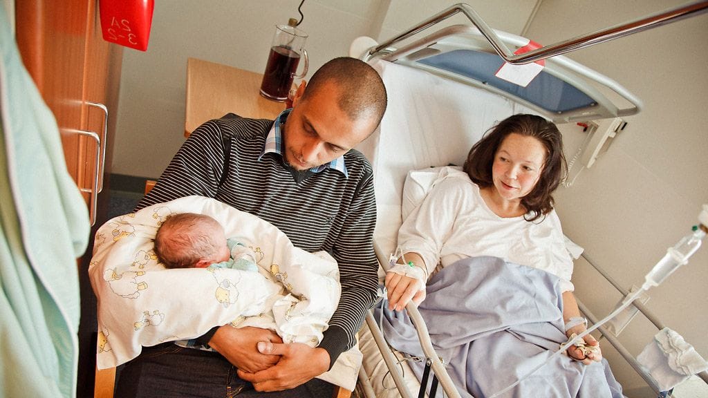 Fahmin perhe: isä Mena sylissään pieni Luca-poika, vierellään Sanna-äiti.