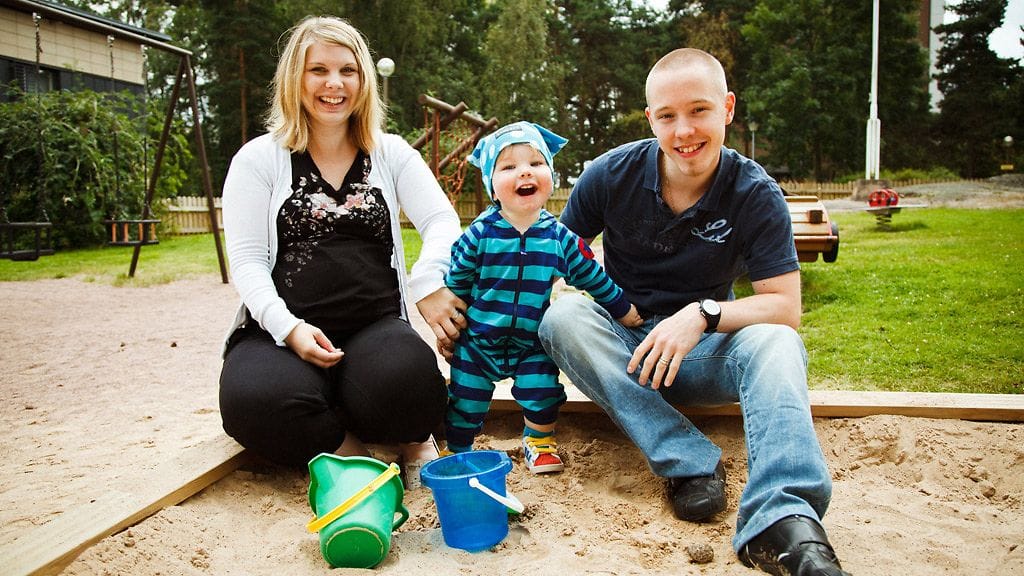 Perhe Kemppi: Riikka, Samuel ja Joonas.