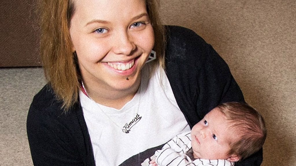 Alexandra Pekanpalo sylissään Kimora-tyttärensä.