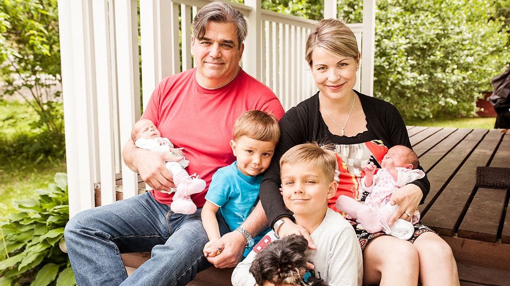 Perhe Lancia muuttui hetkessä nelilapsiseksi kun perheeseen syntyi kaksostytöt.