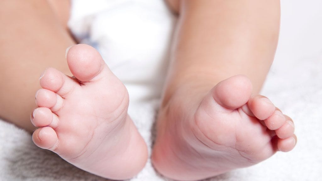 Yksi hiussuortuva oli käydä pikkulapsen varpaan kohtaloksi. Kuvituskuva.