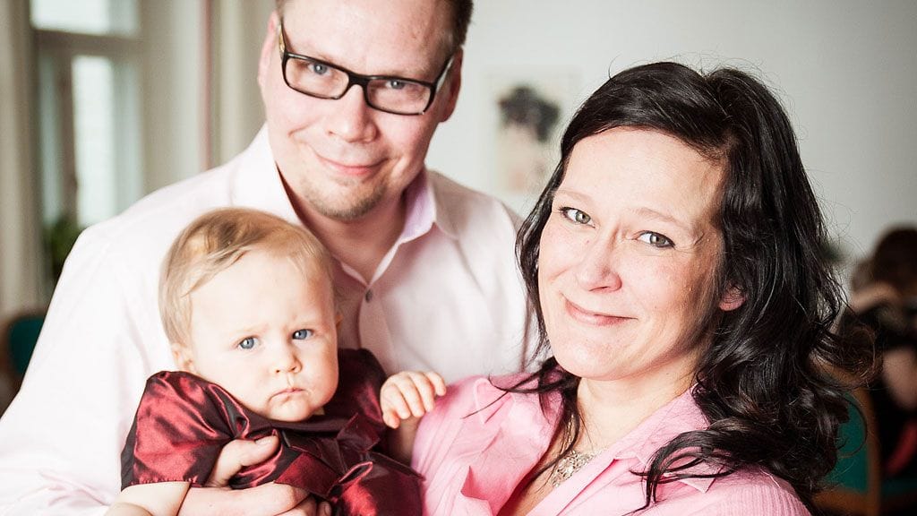 Perhe Kerminen-Vikman odottaa tyttärelleen Gialle sisarusta.