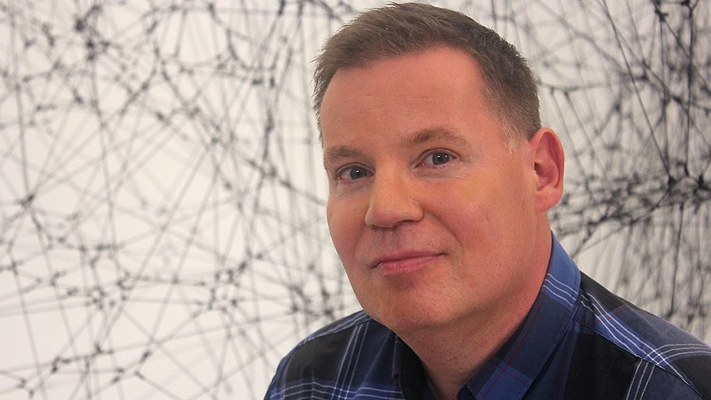 Hiltusen toinen romaani Sysipimeä paneutuu fanittamiskulttuuriin.