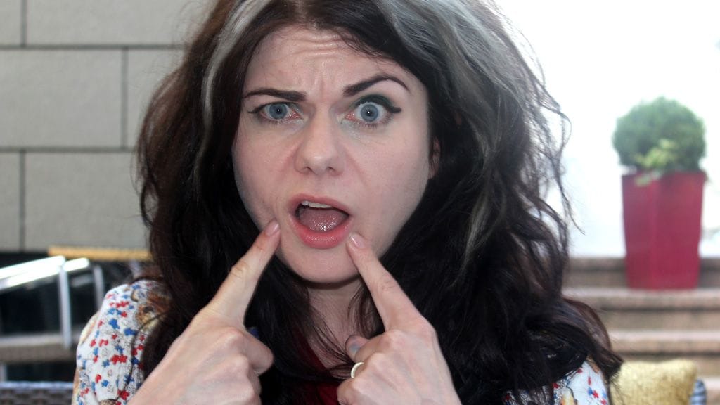 Caitlin Moran kertoo meille, miten olla nainen.