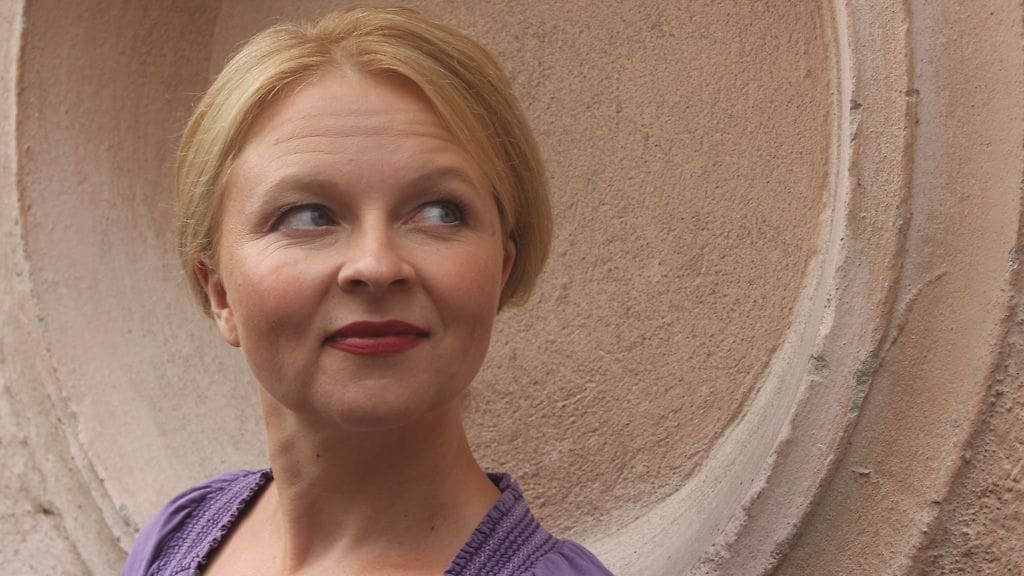 Ei kenenkään maassa on Anna Kortelaisen ensimmäinen sepitetty romaani.