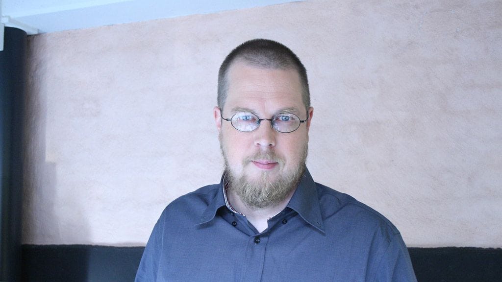 Tuomas Kyrö tunnetaan Mielensäpahoittaja-romaaneistaan.