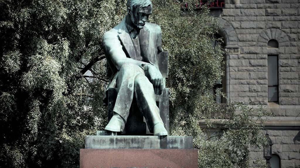 Aleksis Kiven patsas sijaitsee Helsingissä Kansallisteatterin edessä.