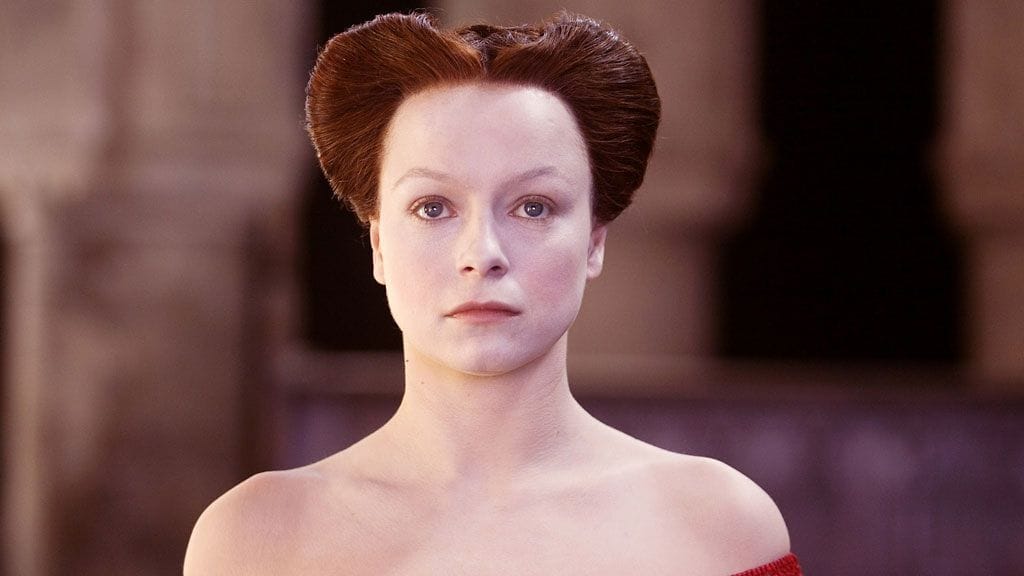 AVA Elokuva Elisabet – kultainen aikakausi -filmatisoinnissa nähdään kuninkaallisia ja kieroilua. Skotlannin Maria Stuart (Samatha Morton) uhkaa Neitsytkuningattaren asemaa.