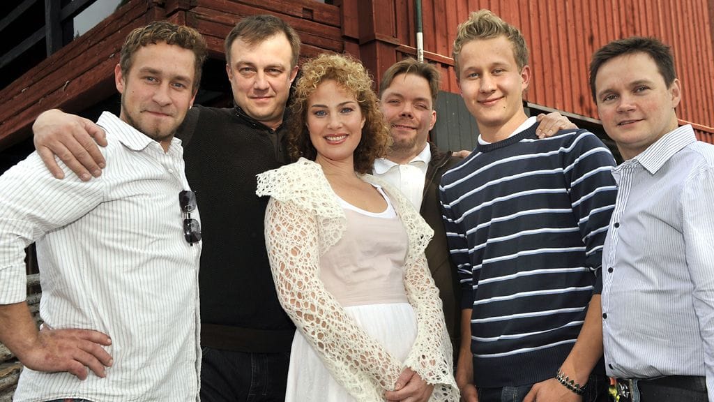 Ari Hakkarainen, Jouni Kukkohovi, Jani Kivilahti, Jussi Jukola ja Aslak Niittyvuopio sekä Miia Nuutila Maajussille morsian 2008 -ohjelman lehdistötilaisuudessa.