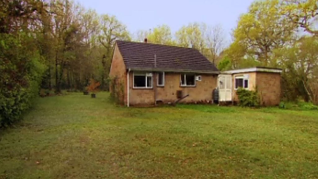 Grand Designs - unelma-asunnot: Metsäpirtti liekitetystä laudasta. Bungalow.