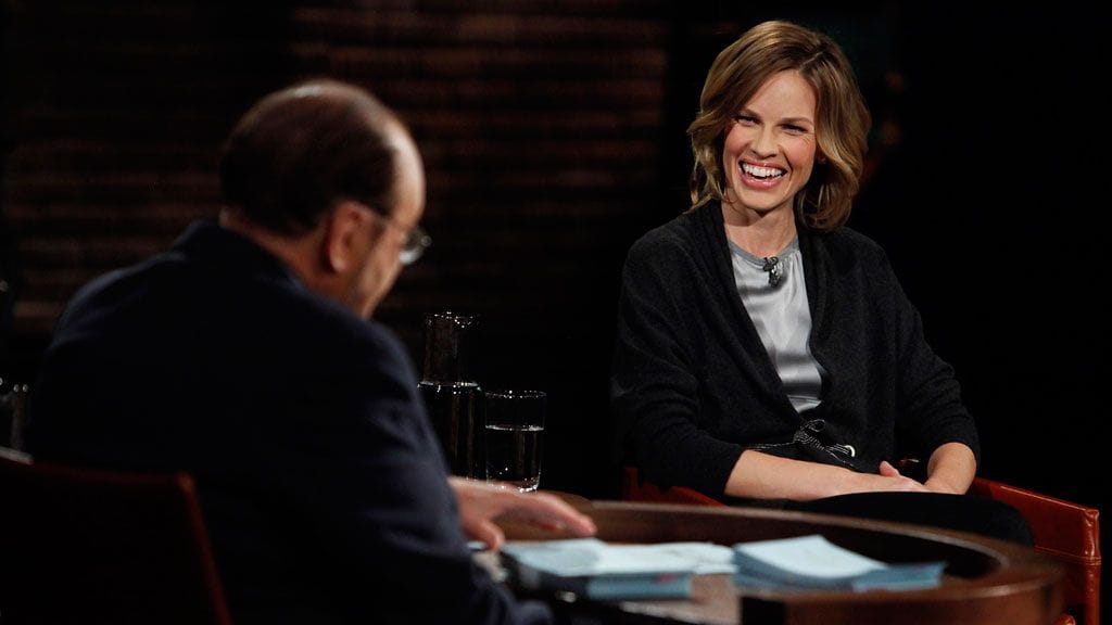 Hilary Swank esiintyy James Liptonin haastattelussa hyväntuulisena.