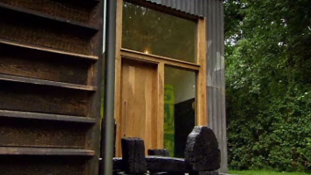 Grand Designs - unelma-asunnot: Metsäpirtti liekitetystä laudasta. Valmis talo.