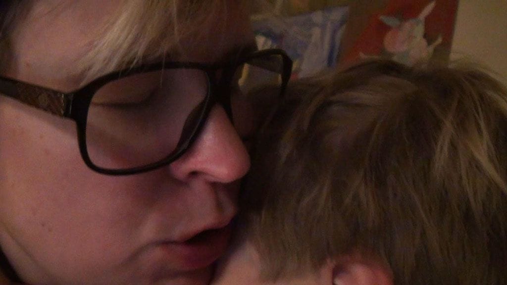 Claudia liikuttuu kyyneliin, kun hänen poikansa ei yllättäen vastaa puhelimeen.