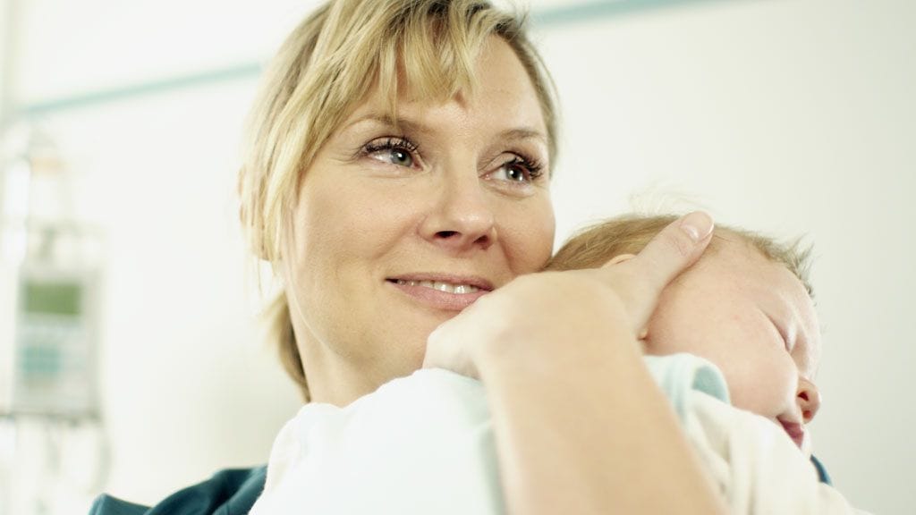 Sairaanhoitaja Eerika Pohjanheimo tapaa päivittäin työssään pieniä potilaita.