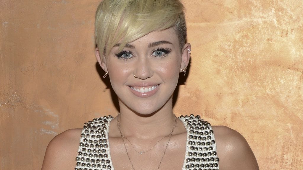 Miley Cyruksen esiintymisasu ei turhia peitellyt.
