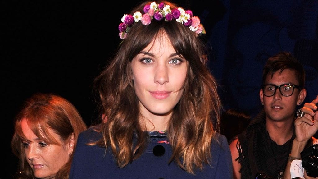 Pixie Lottin kampausta koristivat keltaiset ruusut.