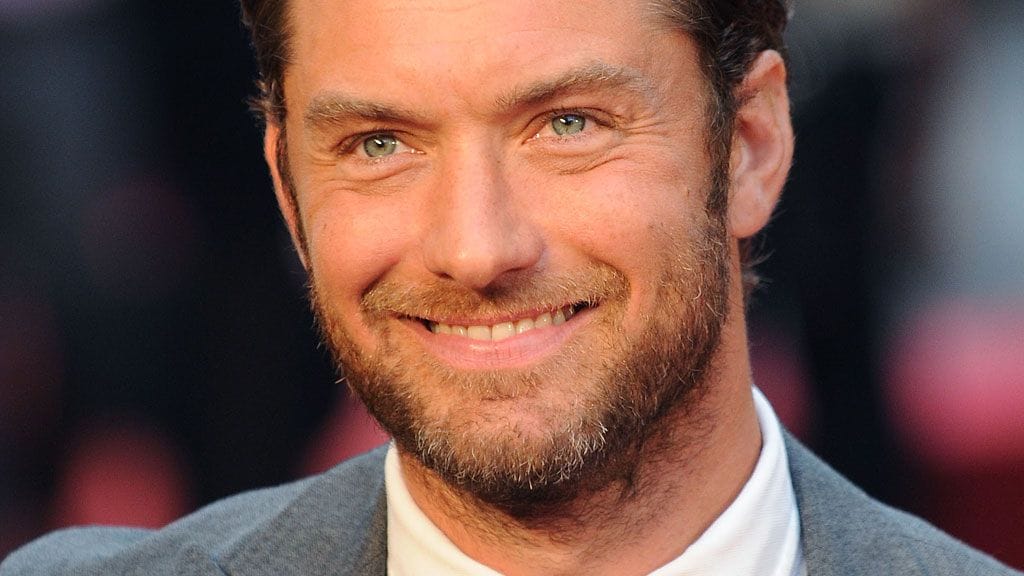 Jude Law valitsi roolin, jossa pääsisi kauemmaksi naistenmieheen maineestaan. Anna Kareninan roolissa nähdään Keira Knightley.