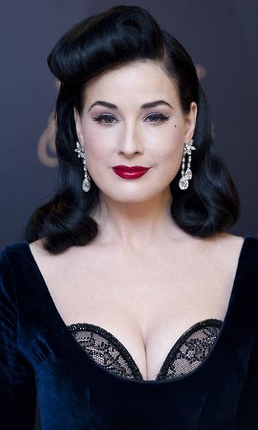 Marraskuu 2012: Dita Von Teese alusvaatemallistoansa edustamassa.
