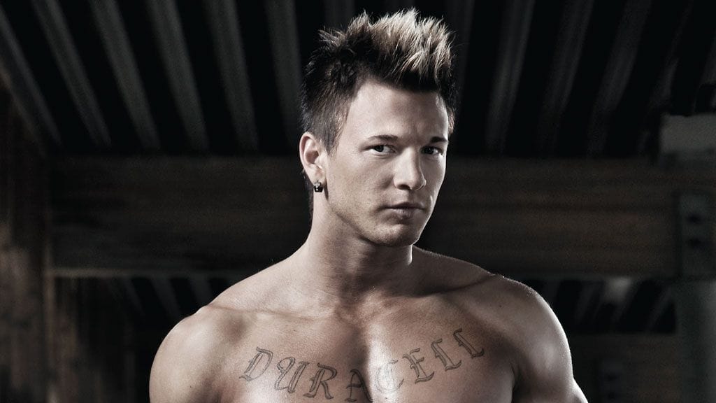 Scandinavian Hunksien Ville opastaa naisia treeniasioissa.