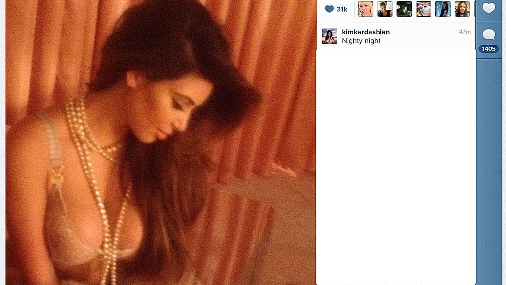 Kim Kardashian poseerasi alusvaatteissa.