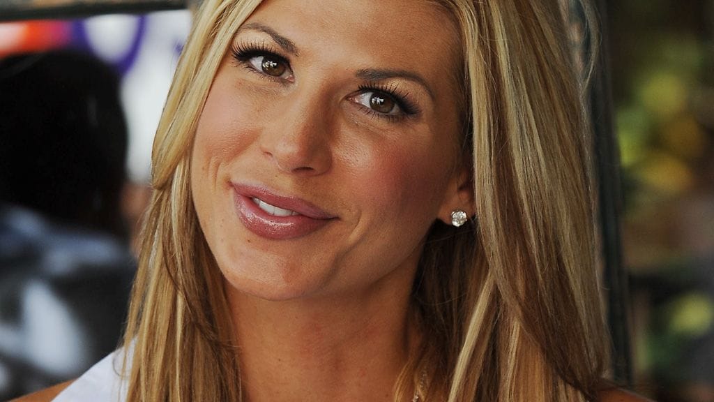Alexis Bellino lähetti kuvaajille lentosuukkoja.