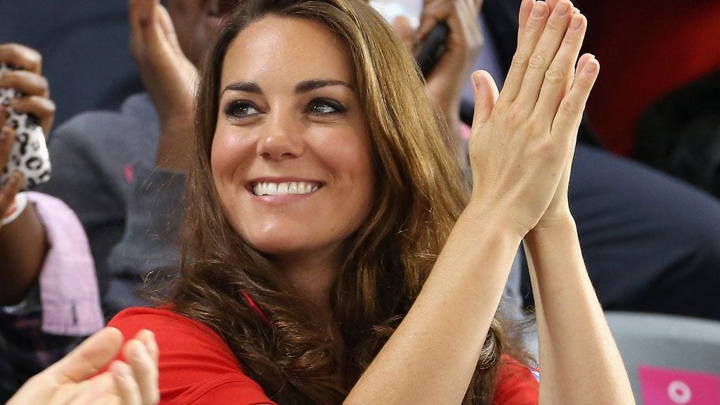 Punainen pukee Katea.