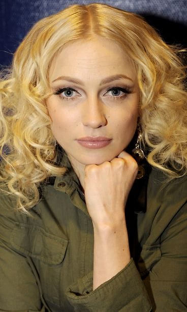 Chisu eli Christel Sundberg poseeraa Plan Jäägaalan tiedotustilaisuudessa Espoossa 19. huhtikuuta 2012.