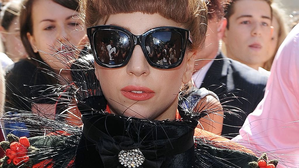 Lady Gagan tyttömäisen asun näytävänä yksityiskohtana oli hurja kaulus.