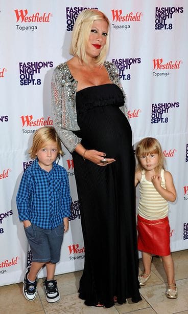 2011: Tori Spelling lapsiensa Liam Aaronin ja Victoria Daveyn kanssa.