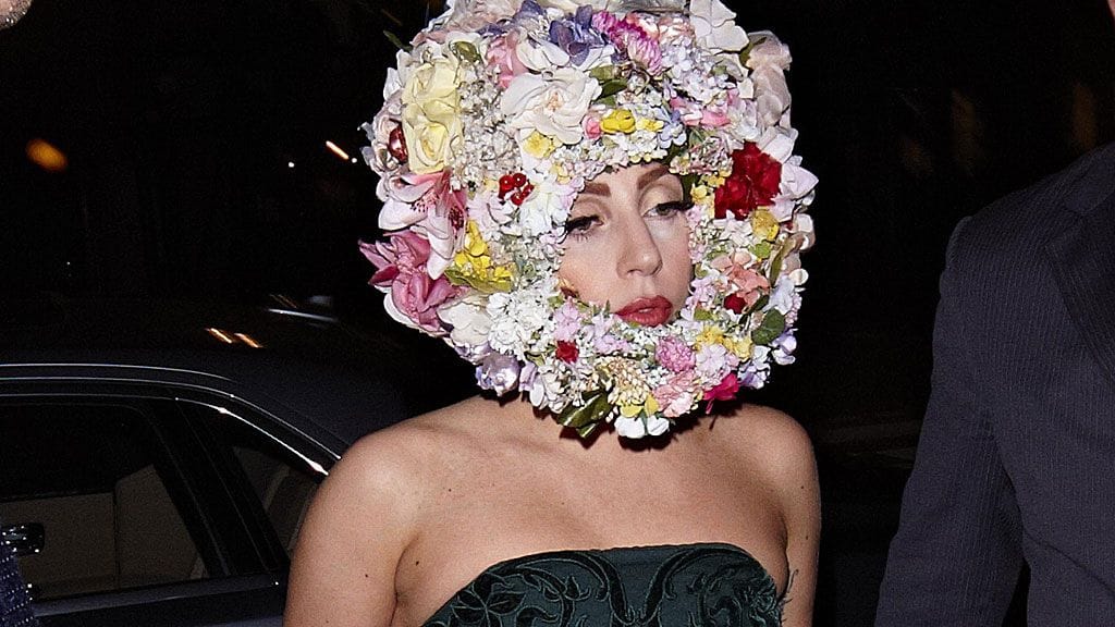 Lady Gaga näki vaivoin kummallisen hattunsa takaa.