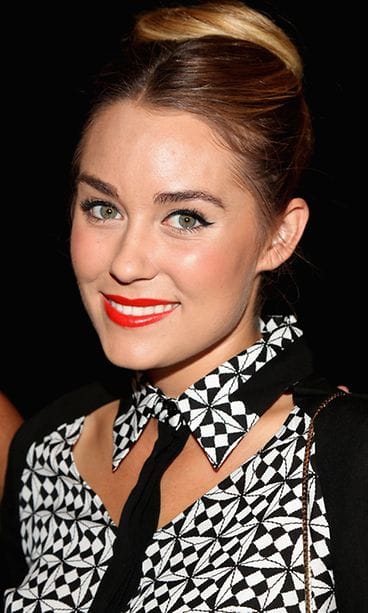 Muotisuunnittelija Lauren Conrad näyttää uskottavalta punaisin huulin.